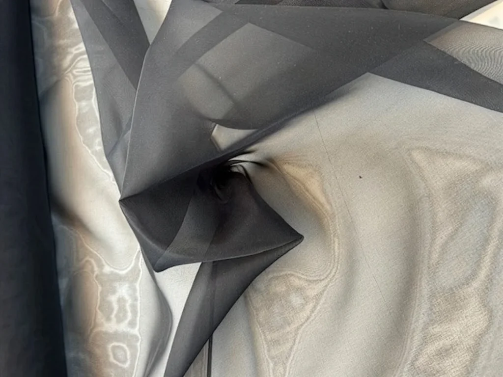 voile stof uitgerold